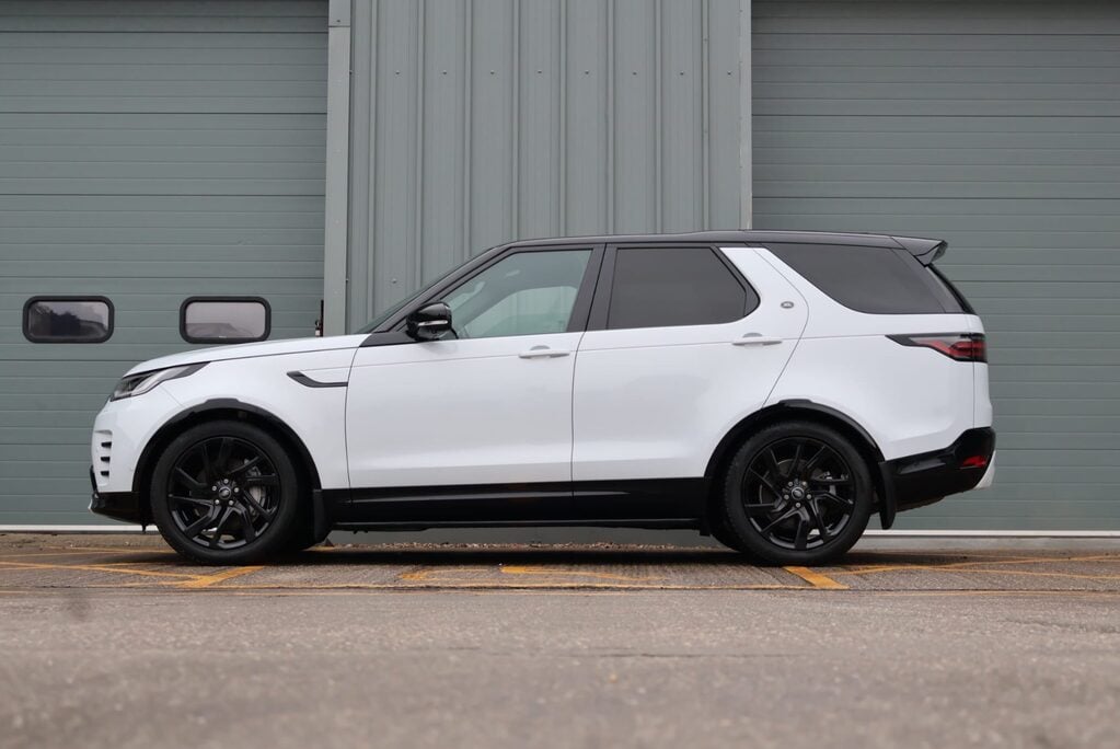 Land Rover Discovery R-DYNAMIC SE MHEV In RARE PEARL WHITE BLACK ROOF AND REAR SEATS  LOW MILES  5