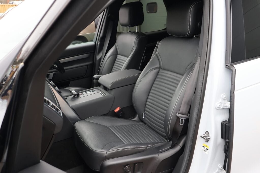 Land Rover Discovery R-DYNAMIC SE MHEV In RARE PEARL WHITE BLACK ROOF AND REAR SEATS  LOW MILES  23