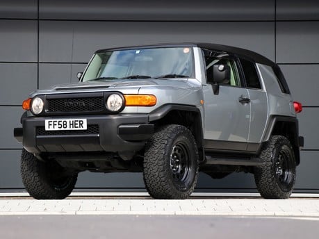 One-off Toyota FJ Cruiser styled exclusively by Seeker UK 4