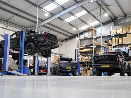 Substantial savings on main dealer prices for all LAND ROVER and RANGE ROVER vehicle SERVICING at SEEKER UK 2