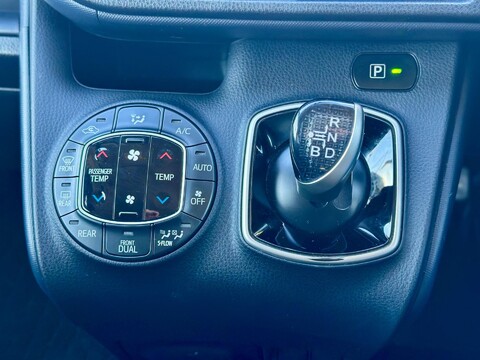 Toyota Noah Hybird 7 Seaters 22