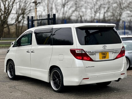 Toyota Alphard 4