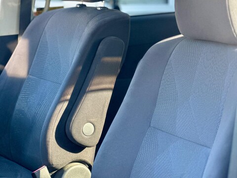 Toyota Estima 19