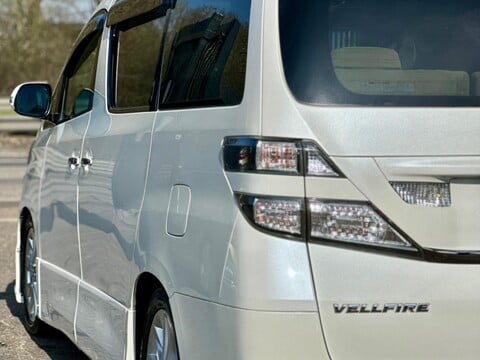 Toyota Vellfire 9