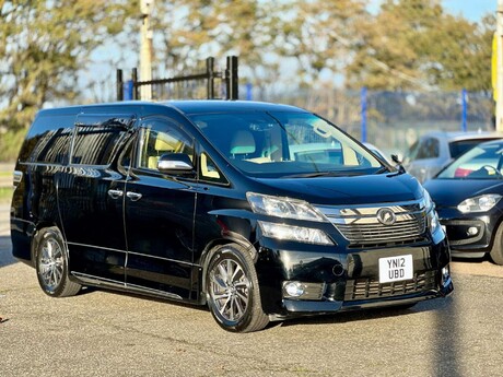 Toyota Vellfire V6 Royal Lounge Sunroof