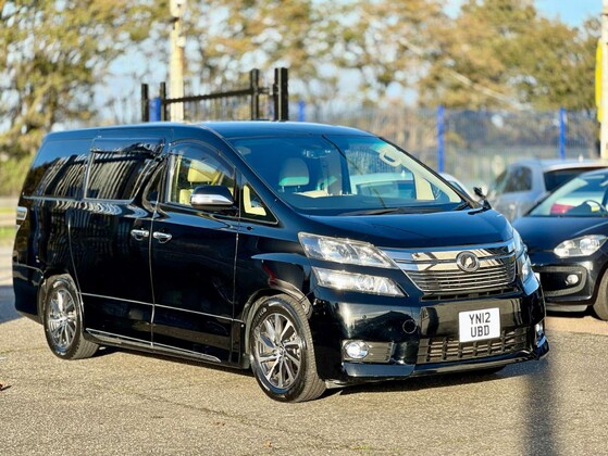 Toyota Vellfire V6 Royal Lounge Sunroof