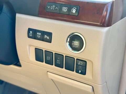 Toyota Vellfire 23