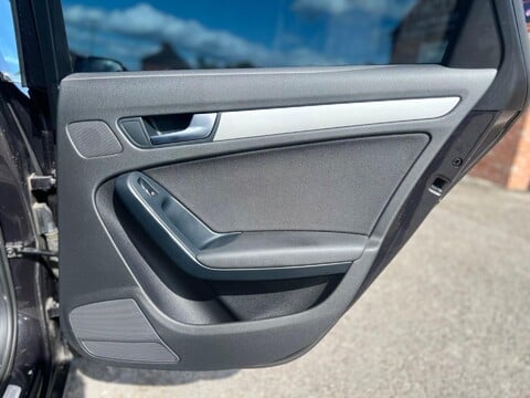 Audi A4 2.0 TFSI Executive SE S Tronic quattro 31