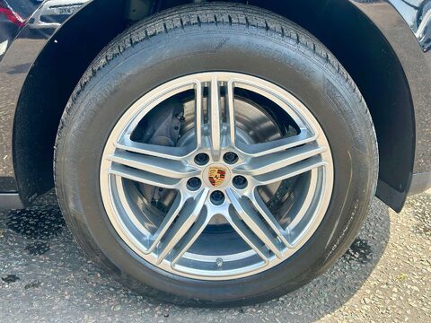Porsche Macan 2.0T SUV 5dr Petrol PDK 4WD Euro 6 (s/s) (252 ps) 17