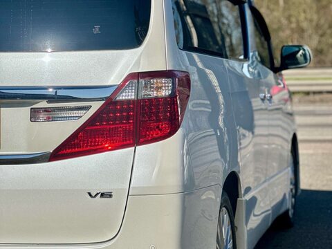 Toyota Alphard 3.5 V6 8 SEATER 12