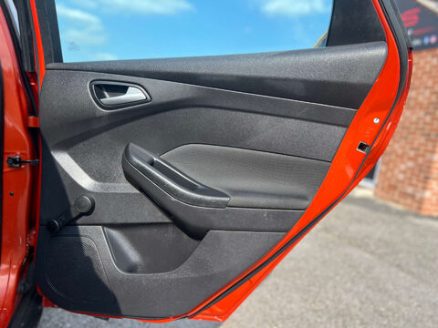 Ford Focus 1.6 Focus Zetec 105 5dr 25