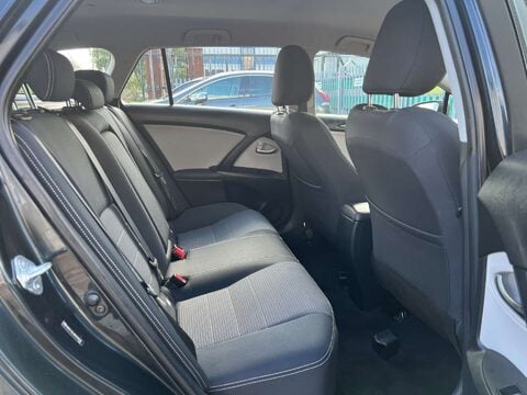 Toyota Avensis 2.0 Avensis Business Edition D-4D 5dr 26