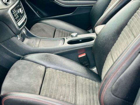 Mercedes-Benz GLA 2.1 GLA 220 AMG Line Premium+ D 4Matic Auto 4WD 5dr 9