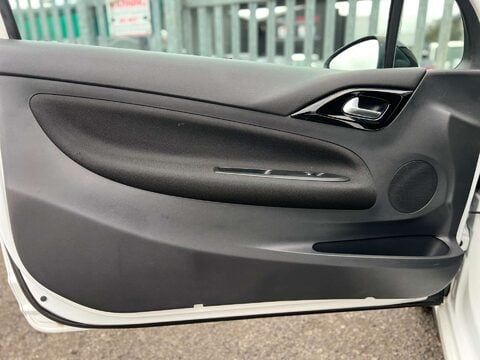 Citroen DS3 1.6 DS3 D Style+ e-HDi 3dr 27