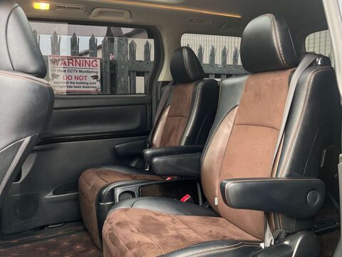 Toyota Alphard GOLDEN EYES II TWIN SUNROOF GRADE 4B WOW 2