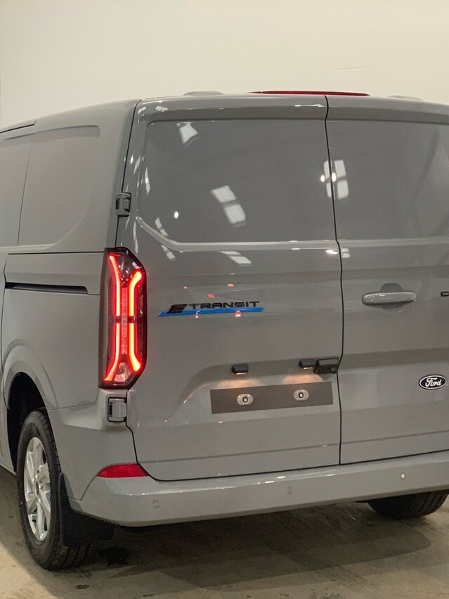 Ford E-Transit Custom 320L1 Limited 65kwh 100kw/136ps *ELECTRIC*