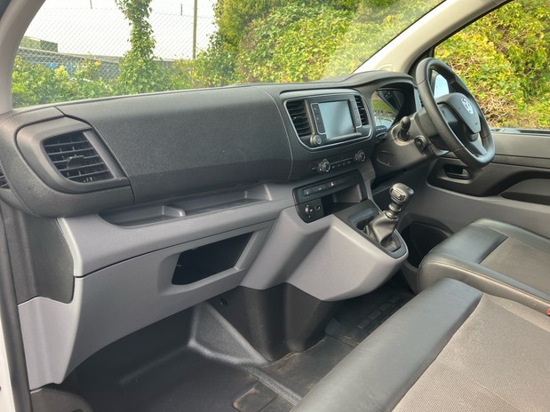 Vauxhall Vivaro VIVARO L2 DIESEL 2900 1.5d 100PS Dynamic H1 Van 3