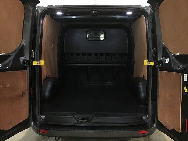 Ford Transit Custom TRANSIT CUSTOM 320 L2 DIESEL FWD 2.0 Eco Blue 130ps Low Roof D/Cab Limited 9