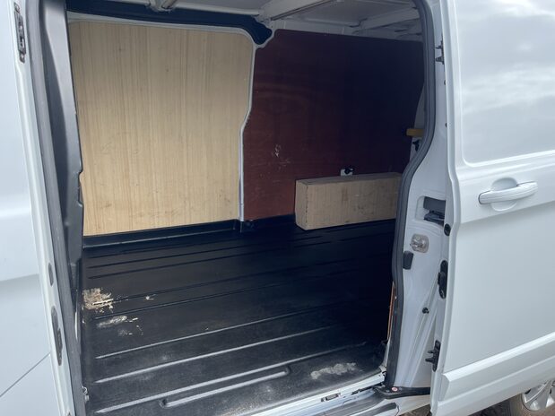Ford Transit Custom TRANSIT CUSTOM 300 L2 DIESEL FWD 2.0 Eco Blue 130ps Low Roof Limited Van 10