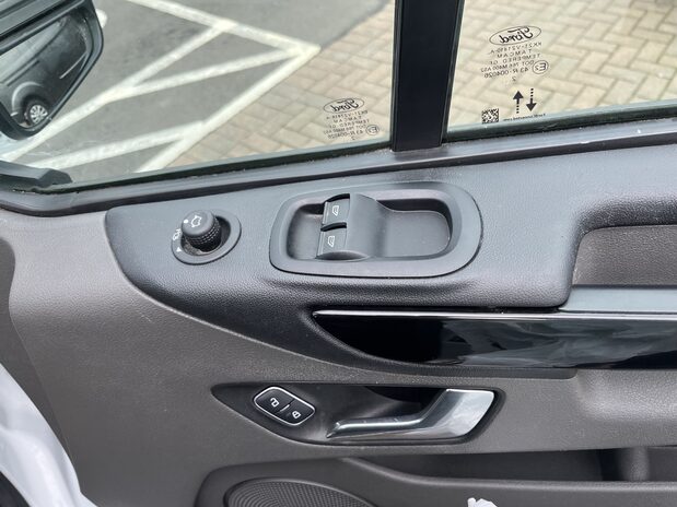 Ford Transit Custom TRANSIT CUSTOM 300 L2 DIESEL FWD 2.0 Eco Blue 130ps Low Roof Limited Van 12