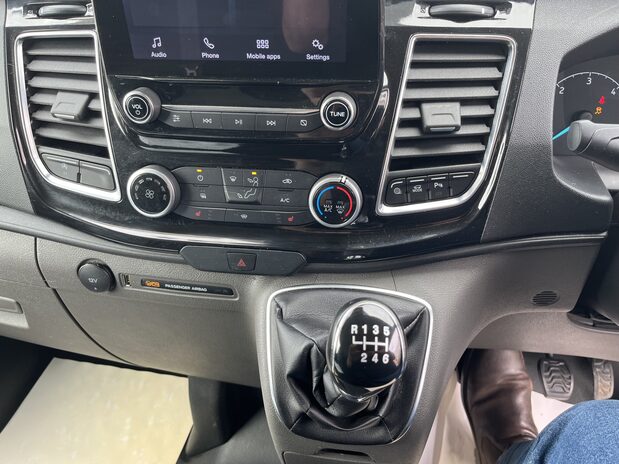 Ford Transit Custom TRANSIT CUSTOM 300 L2 DIESEL FWD 2.0 Eco Blue 130ps Low Roof Limited Van 15