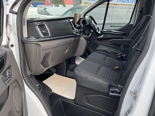 Ford Transit Custom TRANSIT CUSTOM 300 L2 DIESEL FWD 2.0 Eco Blue 130ps Low Roof Limited Van 13