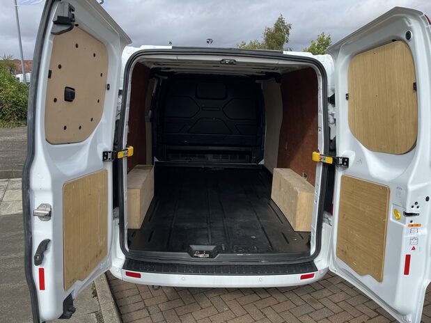 Ford Transit Custom TRANSIT CUSTOM 300 L2 DIESEL FWD 2.0 Eco Blue 130ps Low Roof Limited Van 9