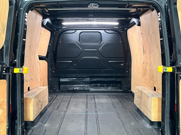 Ford Transit Custom TRANSIT CUSTOM 300 L1 DIESEL FWD 2.0 Eco Blue 130ps H1 Limited Van Automati 18