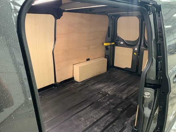 Ford Transit Custom TRANSIT CUSTOM 300 L2 DIESEL FWD 2.0 EcoBlue 130ps Low Roof Limited Van 9