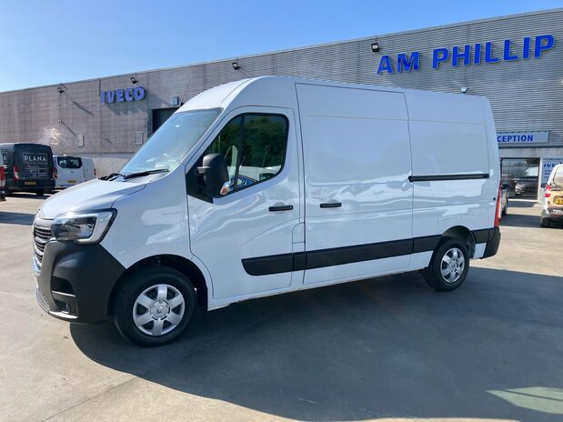 Renault Master MASTER MWB DIESEL FWD MM35dCi 135 Business+ Medium Roof Van 4