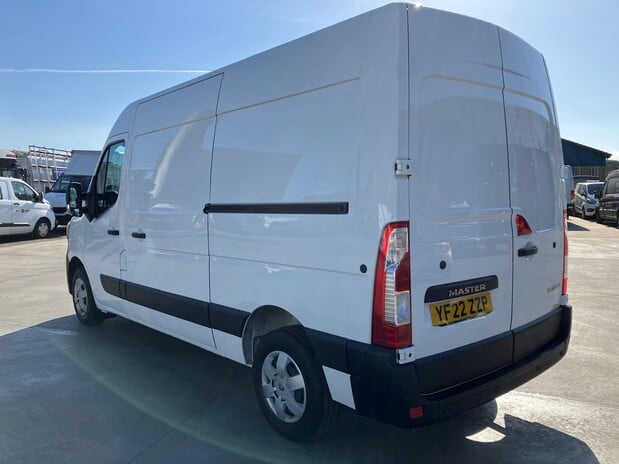 Renault Master MASTER MWB DIESEL FWD MM35dCi 135 Business+ Medium Roof Van 5