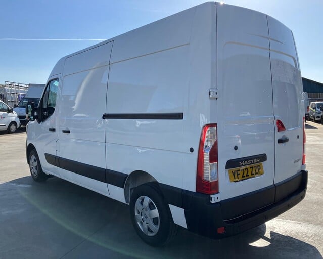 Renault Master MASTER MWB DIESEL FWD MM35dCi 135 Business+ Medium Roof Van