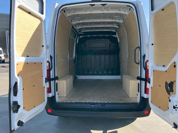 Renault Master MASTER MWB DIESEL FWD MM35dCi 135 Business+ Medium Roof Van 9