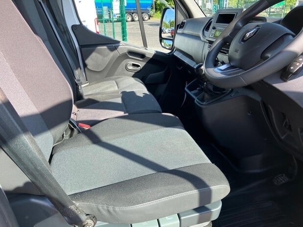 Renault Master MASTER MWB DIESEL FWD MM35dCi 135 Business+ Medium Roof Van 12