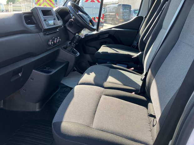 Renault Master MASTER MWB DIESEL FWD MM35dCi 135 Business+ Medium Roof Van 13