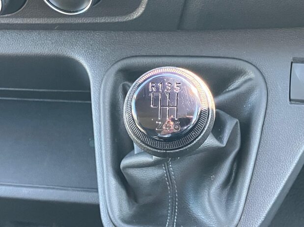 Renault Master MASTER MWB DIESEL FWD MM35dCi 135 Business+ Medium Roof Van 18