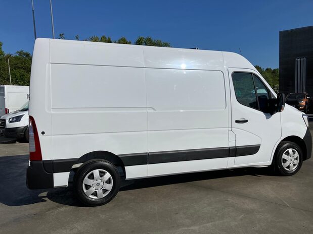 Renault Master MASTER MWB DIESEL FWD MM35dCi 135 Business+ Medium Roof Van 8