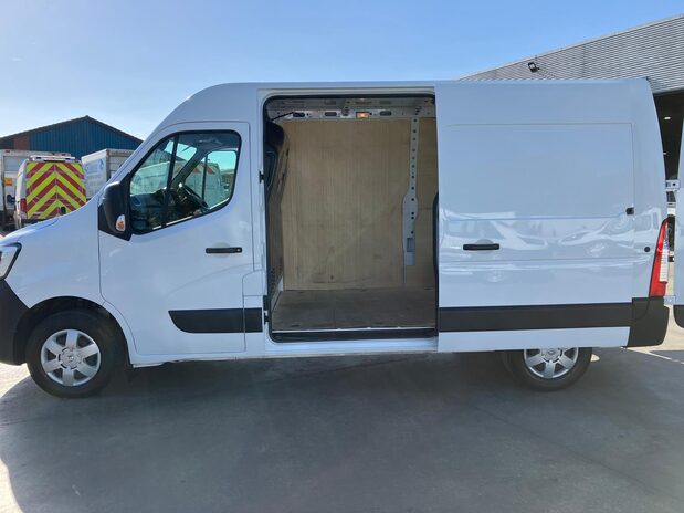 Renault Master MASTER MWB DIESEL FWD MM35dCi 135 Business+ Medium Roof Van 10