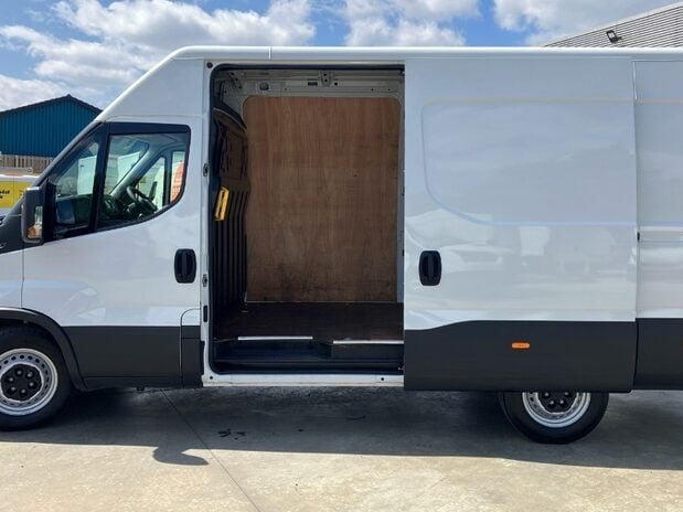 Iveco Daily Daily 35S14V 2.3 H2 Business Van 3520 WB 2