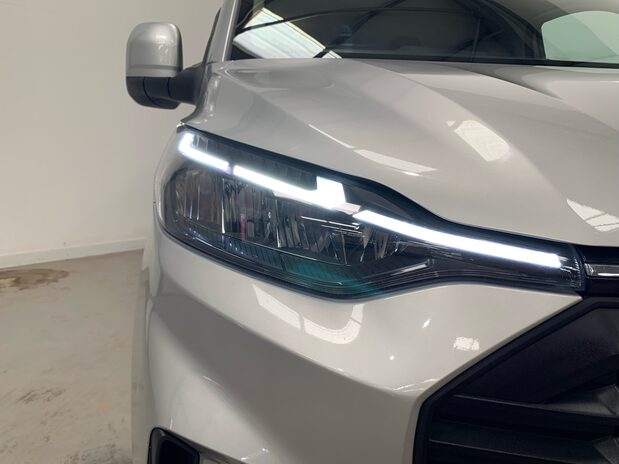 Ford Transit Custom Transit Custom 300 L2 Diesel 2.0 Eco Blue 136ps H1 Van Limited 5