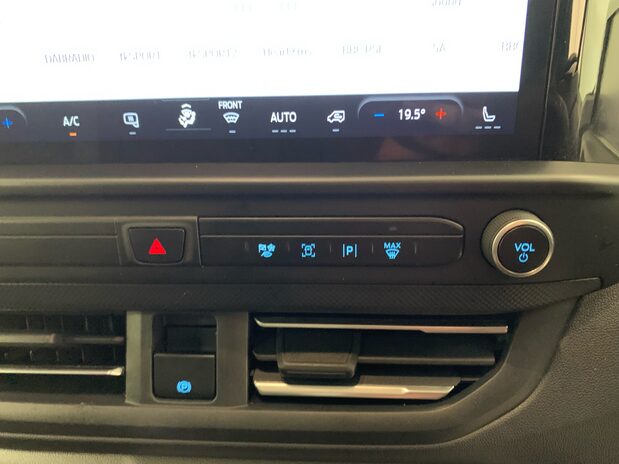 Ford Transit Custom Transit Custom 300 L2 Diesel 2.0 Eco Blue 136ps H1 Van Limited 18