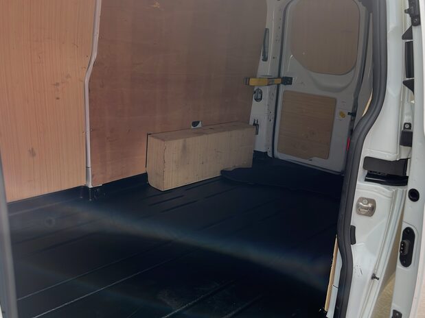 Ford Transit Custom TRANSIT CUSTOM 300 L2 H1 DIESEL FWD 2.0 Eco Blue 130ps Low Roof 11