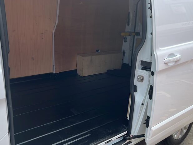 Ford Transit Custom TRANSIT CUSTOM 300 L2 H1 DIESEL FWD 2.0 Eco Blue 130ps Low Roof 10