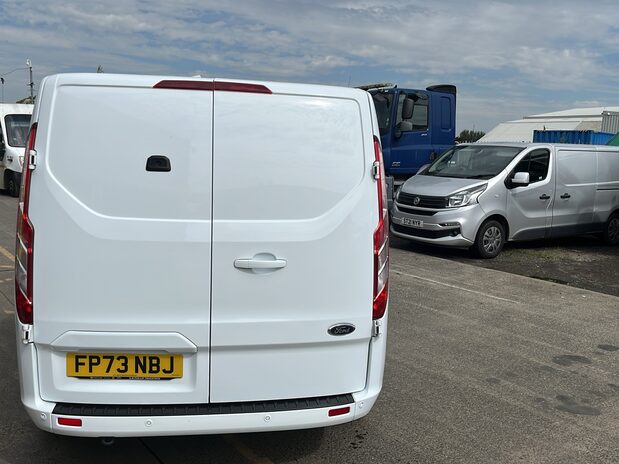 Ford Transit Custom TRANSIT CUSTOM 300 L2 H1 DIESEL FWD 2.0 Eco Blue 130ps Low Roof 6