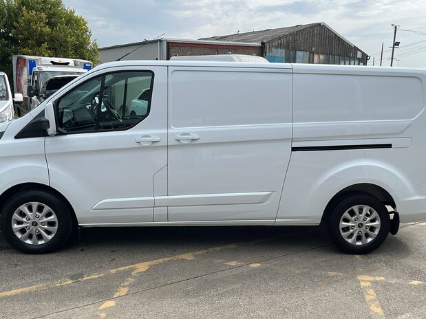 Ford Transit Custom TRANSIT CUSTOM 300 L2 H1 DIESEL FWD 2.0 Eco Blue 130ps Low Roof 9