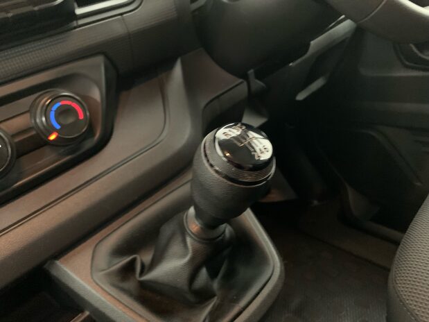 Renault Trafic Trafic LWB Diesel LL30 Blue dCi 130 Business Van 23