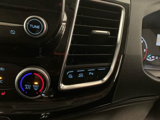 Ford Transit Custom Transit Custom 2.0 EcoBlue 130ps Low Roof D/Cab Limited Van 25