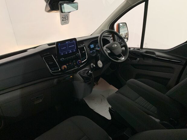 Ford Transit Custom Transit Custom 2.0 EcoBlue 130ps Low Roof D/Cab Limited Van 17