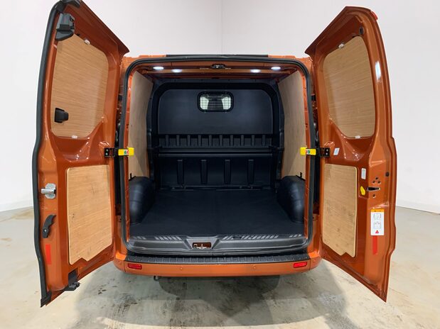 Ford Transit Custom Transit Custom 2.0 EcoBlue 130ps Low Roof D/Cab Limited Van 9