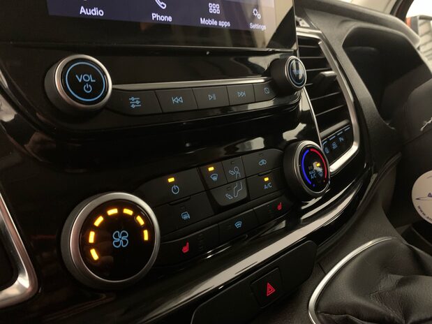 Ford Transit Custom Transit Custom 2.0 EcoBlue 130ps Low Roof D/Cab Limited Van 23